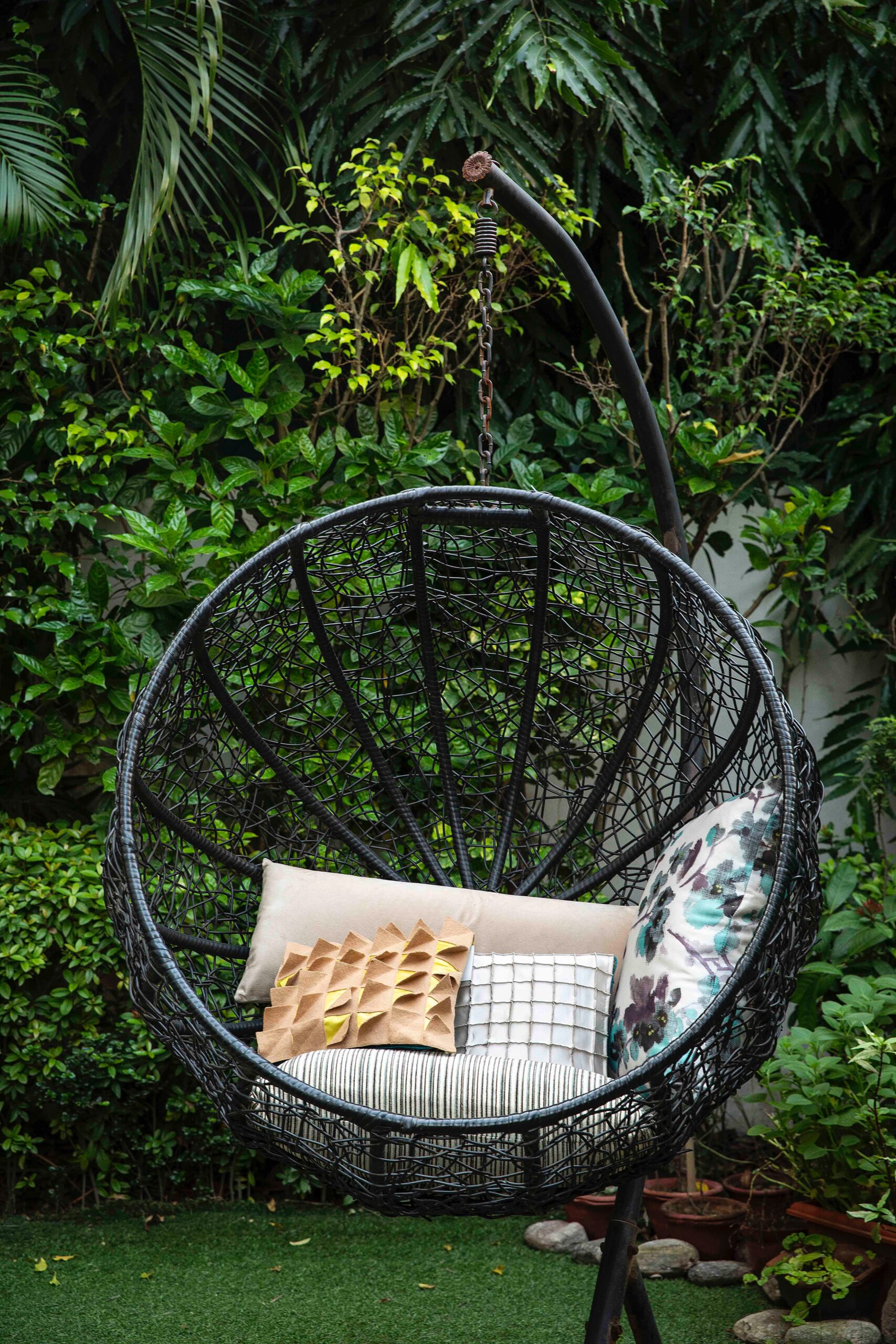 outdoor swing with pillows